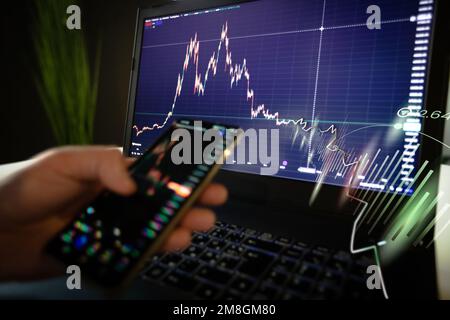 Business man trading online mercato azionario concetto o forex investimento Exchange. Bitcoins, futures. Grafico di valuta Crypto con i valori che si muovono in su e in giù, statistiche di trading e analisi su schermo del laptop forex sfondo BINAR. broker. controllare la tabella dei prezzi sullo scambio digitale. Agente di lavoro dell'agenzia commerciale di Forex che esamina la crescita dei profitti. Un'altra crisi sta arrivando e i prezzi in classifica stanno scendendo. grafico della borsa finanziaria, crittografia, analisi dei dati blockchain. uomo d'affari che lavora al rapporto finanziario. Foto di alta qualità Foto Stock