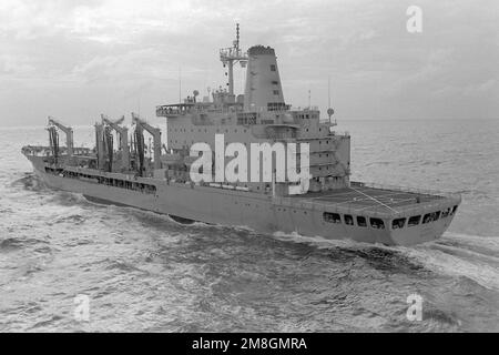 Una vista di quarto del porto dell'oliatore USNS WALTER S. DIEHL (T-AO-193) che si prepara a condurre operazioni di rifornimento in corso con la nave anfibia di comando USS BLUE RIDGE (LCC-19). Nazione: Cina del Sud Mare Foto Stock