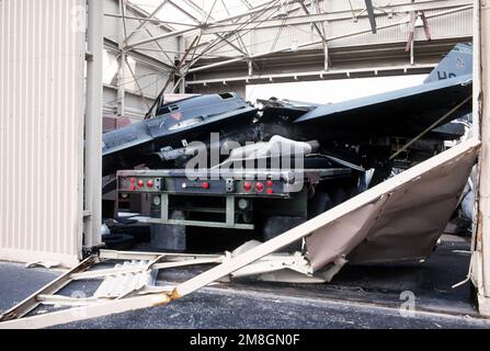 Pezzi di un aereo da combattimento F-16C demolito Falcon si trovano sulla parte superiore di un camion in un hangar distrutto. Il danno è stato causato dall'uragano Andrew, che ha colpito la zona il 24th agosto. Base: Homestead Air Force base Stato: Florida (FL) Paese: Stati Uniti d'America (USA) Foto Stock