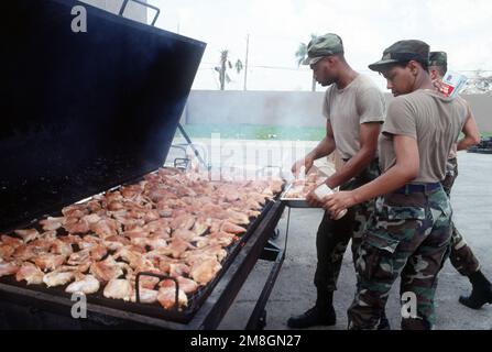 Il personale di gestione di mess da Seymour Johnson Air Force base, N.C. griglia una grande quantità di polli per alimentare gli operatori di soccorso di base in seguito all'uragano Andrew. La tempesta ha colpito la zona il 24th agosto. Base: Homestead Air Force base Stato: Florida (FL) Paese: Stati Uniti d'America (USA) Foto Stock