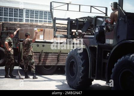 I camion sono carichi di materiale di soccorso da distribuire nelle aree del sud di Miami che hanno subito danni a causa dell'uragano Andrew. La tempesta ha colpito la regione il 24th agosto. Base: OPA Locka Stato: Florida (FL) Nazione: Stati Uniti d'America (USA) Foto Stock