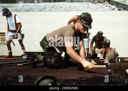 SGT. Scott Anderson, Company A, 10th Mountain Division (Fanteria leggera), martella le scandole su un tetto mentre ripara i danni causati dall'uragano Andrew, che ha colpito la regione il 24th agosto. Base: Homestead Air Force base Stato: Florida (FL) Paese: Stati Uniti d'America (USA) Foto Stock