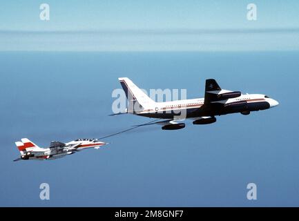 Un aeromobile Convair UC-880, l'unico di questo tipo negli Stati Uniti Servizio Navy, rifornisce un velivolo F-14D Tomcat. Il convair è assegnato al Naval Air Test Center, Patuxent River, ed è impiegato nelle prove missilistiche di Tomahawk e nelle procedure di rifornimento degli aerei. Paese: Sconosciuto Foto Stock