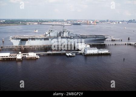 Vista aerea a dritta della nave d'assalto anfibia USS WASP (LHD-1) all'interno del presepe della stazione di deperimento all'esterno di Norfolk. Il WASP, una nuova nave, viene deperito per la prima volta. Si tratta di un requisito periodico effettuato avvolgendo la nave in cavi elettrici per far scorrere le correnti elettriche avanti e indietro fino a quando la nave non ha una polarità negativa. Ciò impedisce alla nave di detonare mine o siluri ad influenza magnetica. Base: Elizabeth River, Norfolk Stato: Virginia (VA) Nazione: Stati Uniti d'America (USA) Foto Stock