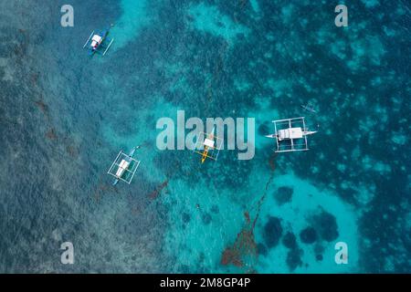 Spiaggia barriera corallina e catamarani sull'isola di Siargao, Filippine, visto dall'alto, foto drone Foto Stock