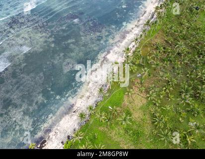 Spiaggia sull'isola di Siargao, Filippine visto dall'alto, foto del drone Foto Stock