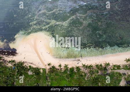 Spiaggia sull'isola di Siargao, Filippine visto dall'alto, foto del drone Foto Stock