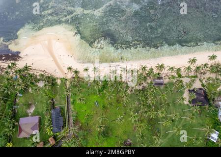 Spiaggia sull'isola di Siargao, Filippine visto dall'alto, foto del drone Foto Stock