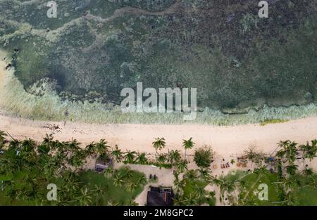 Spiaggia sull'isola di Siargao, Filippine visto dall'alto, foto del drone Foto Stock
