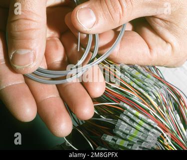 Un tecnico tiene un cavo a fibre ottiche durante un corso di formazione condotto dal gruppo di formazione tecnica 3750th. Le fibre ottiche hanno assunto un ruolo sempre più importante nella trasmissione dei dati per l'Aeronautica militare. Base: Sheppard Air Force base Stato: Texas(TX) Paese: Stati Uniti d'America (USA) Foto Stock