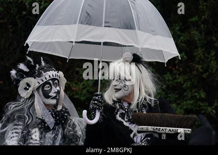 La gente partecipa al Whittlesea Straw Bear Festival a Whittlesey, Cambridgeshire, che è tornato dopo una pausa di due anni a causa di Covid. Data immagine: Sabato 14 gennaio 2023. Foto Stock