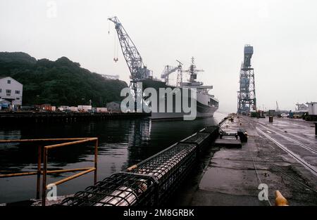 Una vista di prua del porto della nave di comando anfibia USS BLUE RIDGE (LCC-19) ormeggiata nella banchina a secco n° 6. Base: Centro di riparazione navale, Yokosuka Paese: Giappone (JPN) Foto Stock