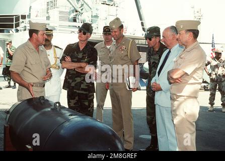 ADM. Posteriore Raynor A.K. Taylor, Comandante del comando centrale delle forze Navali statunitensi, spiega una delle miniere irachene recuperate dal Golfo Persico all'ADM. David E. Geremia, Vice Presidente del JCS, a bordo della nave di comando varia USS la Salle (AGF-3). Altri funzionari e personale militare straniero sono anche in tour. Geremia si trova nella regione per monitorare l'operazione Southern Watch, l'applicazione di una "No Fly zone" per gli aerei iracheni a sud del 32nd parallelo. Paese: Bahrein (BHR) Foto Stock