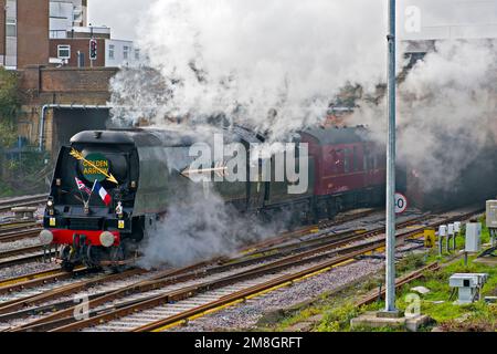 Locomotiva a vapore conservata, la classe 'Tangmere' della Battaglia di Gran Bretagna n. 34067 lascia la stazione di Tonbridge nel Kent, Regno Unito, con speciale treno charter da Londra Foto Stock