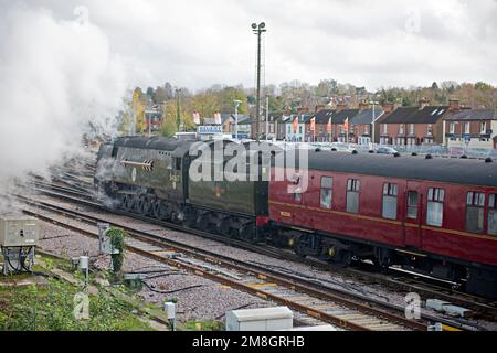 Locomotiva a vapore conservata, la classe 'Tangmere' della Battaglia di Gran Bretagna n. 34067 lascia la stazione di Tonbridge nel Kent, Regno Unito, con speciale treno charter da Londra Foto Stock
