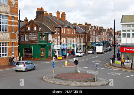 L'estremità sud di Tonbridge High Str3eet, Kent, con la biblioteca pubblica alla rotonda Foto Stock