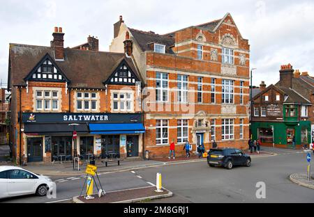 L'estremità sud di Tonbridge High Str3eet, Kent, con la biblioteca pubblica alla rotonda Foto Stock