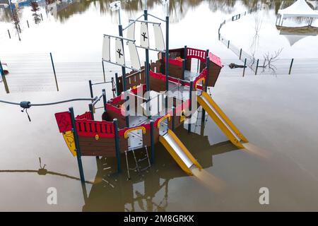 Stourport su Severn, Worcestershire, 14 gennaio 2023 - Una zona fieristica è stata tagliata dall'innalzamento dell'acqua inondazione dopo che il fiume Severn ha fatto esplodere le sue rive a Stourport su Severn. È stato avvistato anche un dinosauro a grandezza naturale che stava solo riuscendo a mantenersi sopra l'acqua, mentre i livelli del fiume hanno completamente allagato il campo da minigolf Playland nel Riverside Meadows Park. Il dinosauro, chiamato Dennis, è usato dalla gente del posto per controllare l'altezza delle inondazioni in aumento. Negli ultimi 3 anni ha raggiunto il livello "mento". Credito: Interrompi stampa Media/Alamy Live News Foto Stock