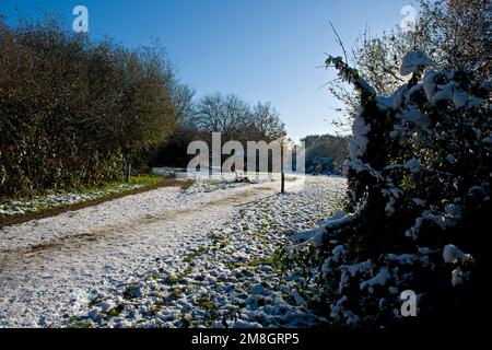 Una scena innevata nella campagna del Kentish, in Inghilterra, durante un breve periodo freddo nel dicembre 2022 Foto Stock