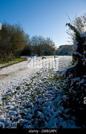 Una scena innevata nella campagna del Kentish, in Inghilterra, durante un breve periodo freddo nel dicembre 2022 Foto Stock