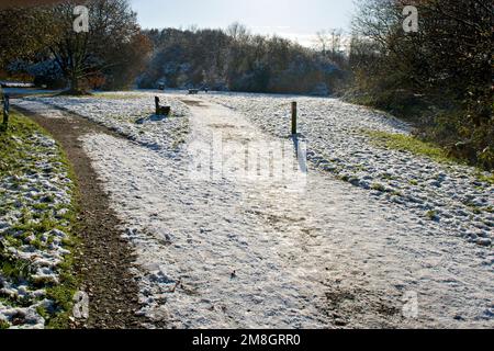 Una scena innevata nella campagna del Kentish, in Inghilterra, durante un breve periodo freddo nel dicembre 2022 Foto Stock