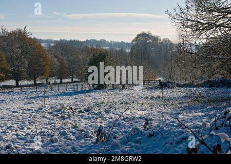 Una scena innevata nella campagna del Kentish, in Inghilterra, durante un breve periodo freddo nel dicembre 2022 Foto Stock