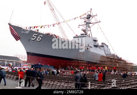 I visitatori e gli ospiti prendono posto in preparazione alla cerimonia di battesimo che si terrà per il cacciatorpediniere missilistico guidato JOHN S. MCCAIN (DDG-56) presso il cantiere della Bath Iron Works. Base: Bath Stato: Maine (ME) Nazione: Stati Uniti d'America (USA) Foto Stock