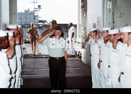 Sideboys salutano come GEN Colin Powell, presidente, capi di STATO maggiore e come ADM Paul D. Miller, comandante in capo, Stati Uniti Atlantic Fleet, sali a bordo per visitare la nave d'assalto anfibia USS WASP (LHD-1). Paese: Sconosciuto Foto Stock