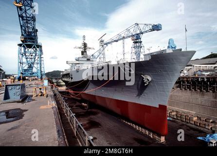 Una vista di prua a dritta della nave di comando anfibia USS BLUE RIDGE (LCC-19) nella banchina di carico N° 6. Base: Centro di riparazione navale, Yokosuka Paese: Giappone (JPN) Foto Stock