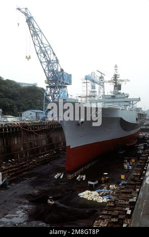 Una vista di prua del porto della nave di comando anfibia USS BLUE RIDGE (LCC-19) nella banchina di carico a secco n° 6. Base: Centro di riparazione navale, Yokosuka Paese: Giappone (JPN) Foto Stock