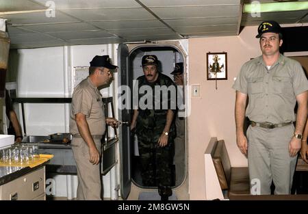 Segretario della Marina Sean o'Keefe entra nel caos dei capi ufficiali di piccola taglia a bordo del molo di trasporto anfibio USS TRENTON (LPD-14) durante la sua visita sulla base per osservare una speciale dimostrazione bellica. Base: Stazione Navale, Rota Paese: Spagna (ESP) Foto Stock