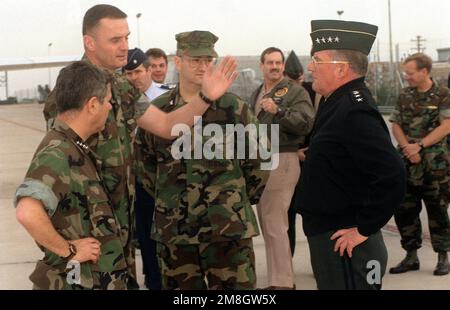 Un ufficiale marino gesta GEN. Shalikashvili, Comandante supremo alleato/Europa, come ADM. Jeremy M. Boorda, Comander-in-Chief, Stati Uniti A destra di Boomer, le forze navali, le forze alleate/europee, l'Europa meridionale sono a loro volta in piedi. I dignitari sono sulla base per osservare una dimostrazione di guerra speciale. Base: Stazione Navale, Rota Paese: Spagna (ESP) Foto Stock