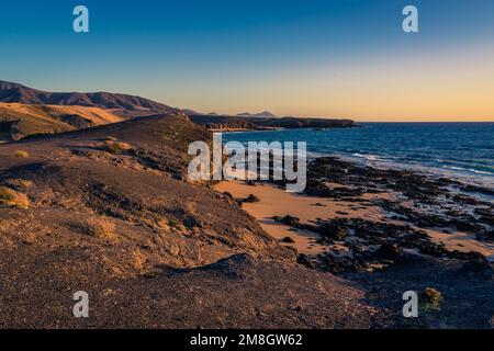 Vista dalla cima della scogliera, mattina presto, Playa Caleta del Congrio, Papagayo, Lanzarote. Foto Stock