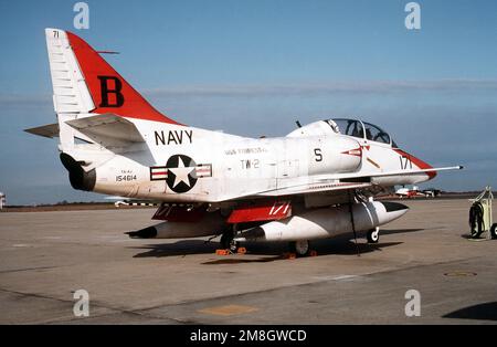 Una vista laterale destra di un aereo Training Wing (TW-2) TA-4J Skyhawk parcheggiato sulla linea di volo. Base: Naval Air Facility, Andrews Afb Stato: Maryland (MD) Paese: Stati Uniti d'America (USA) Foto Stock