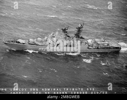 Vista aerea di prua del cacciatorpediniere missilistico guidato della classe Udaloy ADMIRAL TRIBUTS (BPK-552) in rotta per entrare a far parte della flotta del Pacifico russo. Paese: Sconosciuto Foto Stock