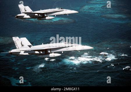 Una vista aria-aria lato destro di due Strike Fighter Squadron 136 (VFA-136) F/A-18C Hornet Aircraft vicino alla stazione navale, Roosevelt Roads. Stato: Portorico (PR) Paese: Stati Uniti d'America (USA) Foto Stock