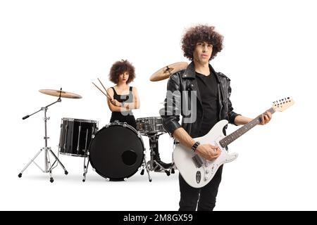 Musicista maschile con chitarra elettrica e batterista femminile sul retro isolato su sfondo bianco Foto Stock