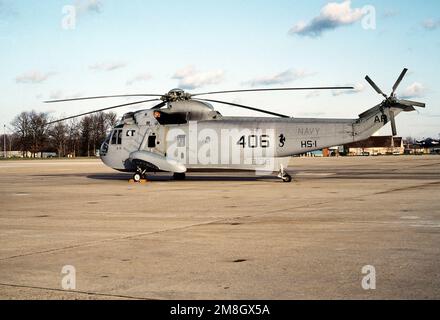 Una vista laterale sinistra di un elicottero anti-sottomarino Squadron 1 (HS-1) SH-3H Sea King elicottero parcheggiato sulla linea di volo. Base: Naval Air Facility, Andrews Afb Stato: Maryland (MD) Paese: Stati Uniti d'America (USA) Foto Stock