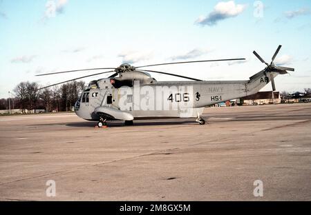 Una vista laterale sinistra di un elicottero anti-sottomarino Squadron 1 (HS-1) SH-3H Sea King elicottero parcheggiato sulla linea di volo. Base: Naval Air Facility, Andrews Afb Stato: Maryland (MD) Paese: Stati Uniti d'America (USA) Foto Stock