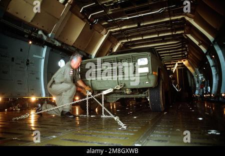Il personale ispeziona le catene che fissano un carrello su una riserva USAF C-5 Galaxy destinata all'Iowa (data esatta sconosciuta). Base: Montgomery Air National Guard state: Alabama (al) Paese: Stati Uniti d'America (USA) Foto Stock
