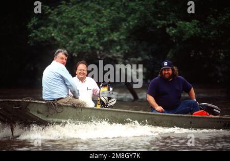 La gente locale aiuta fuori lo sforzo di rilievo pilotando le barche intorno alle zone ancora tagliate via dall'acqua.(data esatta sconosciuta). Base: Des Moines Stato: Iowa (IA) Nazione: Stati Uniti d'America (USA) Foto Stock