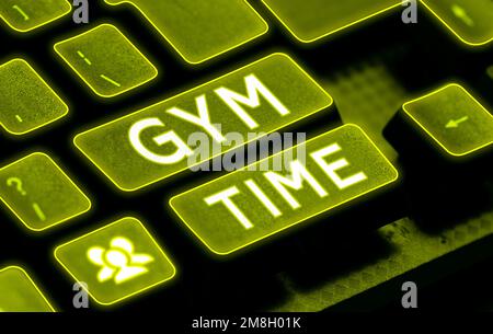 Cartello che mostra il tempo della palestra. Parola scritta su una motivazione per iniziare a lavorare fuori facendo esercizi di fitness Foto Stock