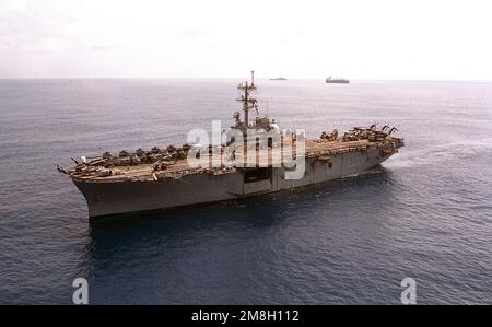 Una vista di prua portuale della nave d'assalto anfibio USS TRIPOLI (LPH-10) in corso. Paese: Oceano Pacifico (POC) Foto Stock