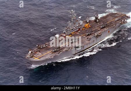 Una vista di prua portuale della nave d'assalto anfibio USS TRIPOLI (LPH-10) in corso. Paese: Oceano Pacifico (POC) Foto Stock