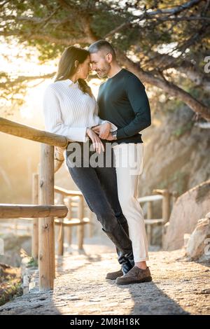 Scena romantica con una coppia eterosessuale innamorata che si guarda l'un l'altro Foto Stock