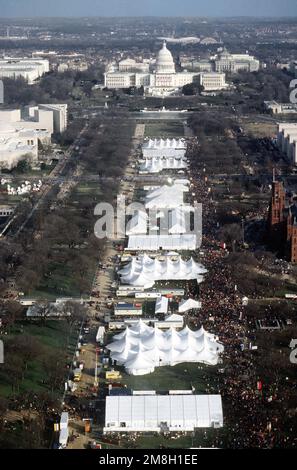 Il National Mall è visto dalla cima del Washington Monument, mentre migliaia di persone si esibisce per vedere l'American Reunion Celebration. Base: Washington Stato: District of Columbia (DC) Nazione: Stati Uniti d'America (USA) Foto Stock