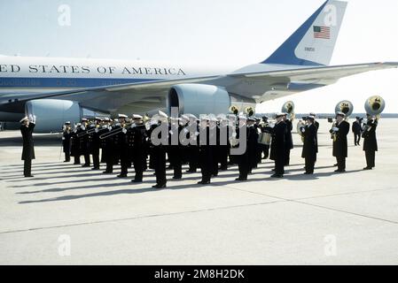 Pratica parata inaugurale. ACCADEMIA navale DEGLI STATI UNITI da Annapolis, MD formazione per il passaggio e la revisione delle truppe da parte del presidente Bush prima della sua partenza da Andrews AFB. Base: Washington Stato: District of Columbia (DC) Nazione: Stati Uniti d'America (USA) Foto Stock