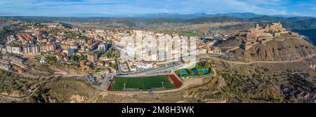 Vista panoramica di Cardona, un comune spagnolo appartenente alla provincia di Barcellona, in Catalogna Spagna. Situato nella regione di Bages, con un pop Foto Stock