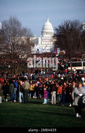 Il Campidoglio, visto dal knoll dal monumento di Washington, con folle che celebrano 'una riunione americana sul Mall'. L'evento gratuito ha attirato oltre 500.000 persone e ha caratterizzato una vasta gamma di eventi e artisti. Base: Washington Stato: District of Columbia (DC) Nazione: Stati Uniti d'America (USA) Foto Stock