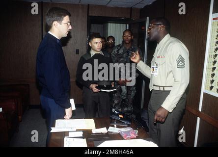 USMC GYSGT Turner fornisce al personale appena arrivato indicazioni su dove riferire per l'inelaborazione al Comitato inaugurale delle forze armate. Base: Washington Stato: District of Columbia (DC) Nazione: Stati Uniti d'America (USA) Foto Stock